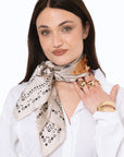 Foulard in seta tortora con stampa ad orsacchiotto - Mya Accessories