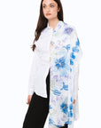 Sciarpa in cotone bianca con stampa floreale tono blu - Mya Accessories