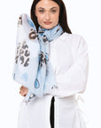 Sciarpa in seta celeste con stampa a cuori animalier - Mya Accessories