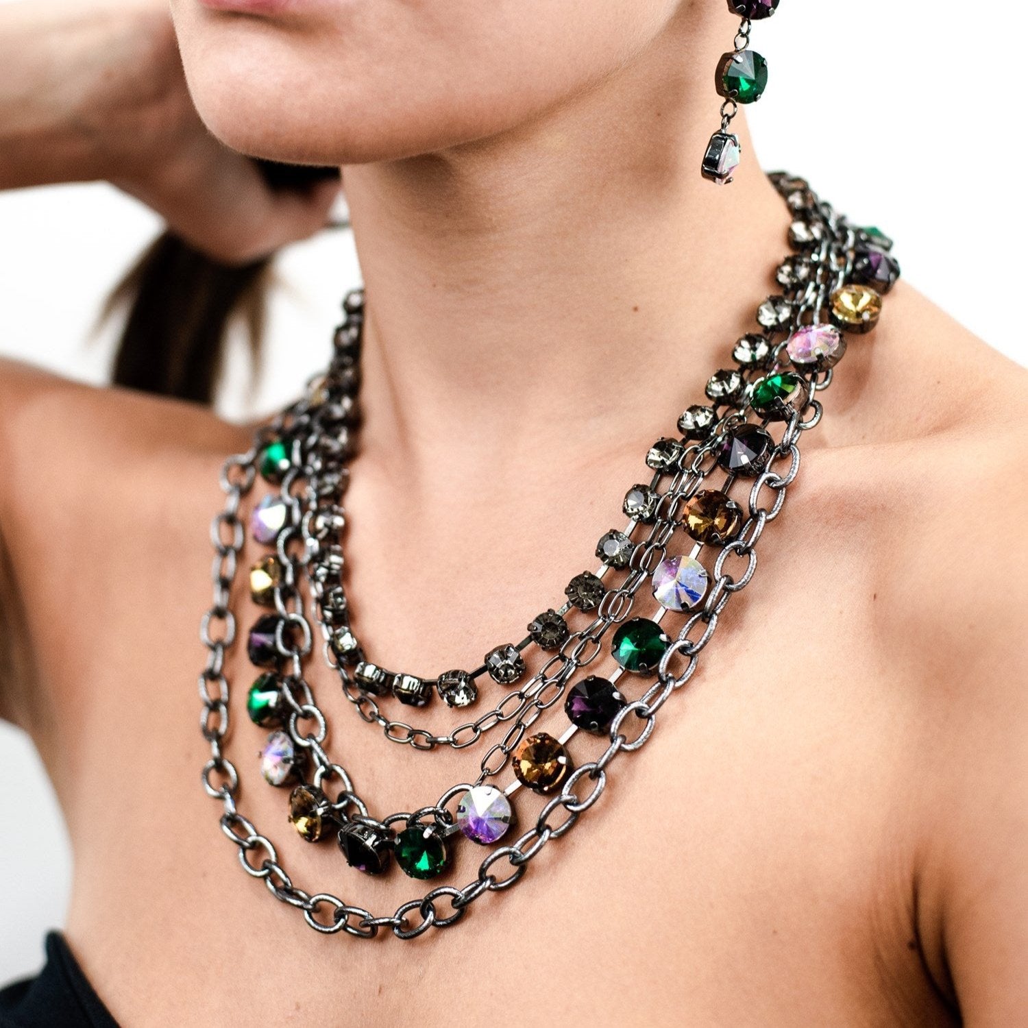 Collana in metallo gun con pietre in vetro verdi e viola - Mya Accessories