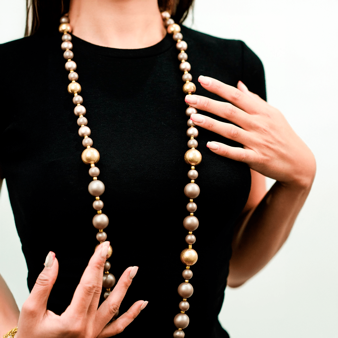 Collana lunga con balls in acrilico di colore beige - Mya Accessories