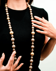 Collana lunga con balls in acrilico di colore beige - Mya Accessories