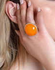 Anello a fascia regolabile con pietra circolare in resina arancio - Mya Accessories