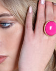 Anello a fascia regolabile con pietra circolare in resina fucsia - Mya Accessories