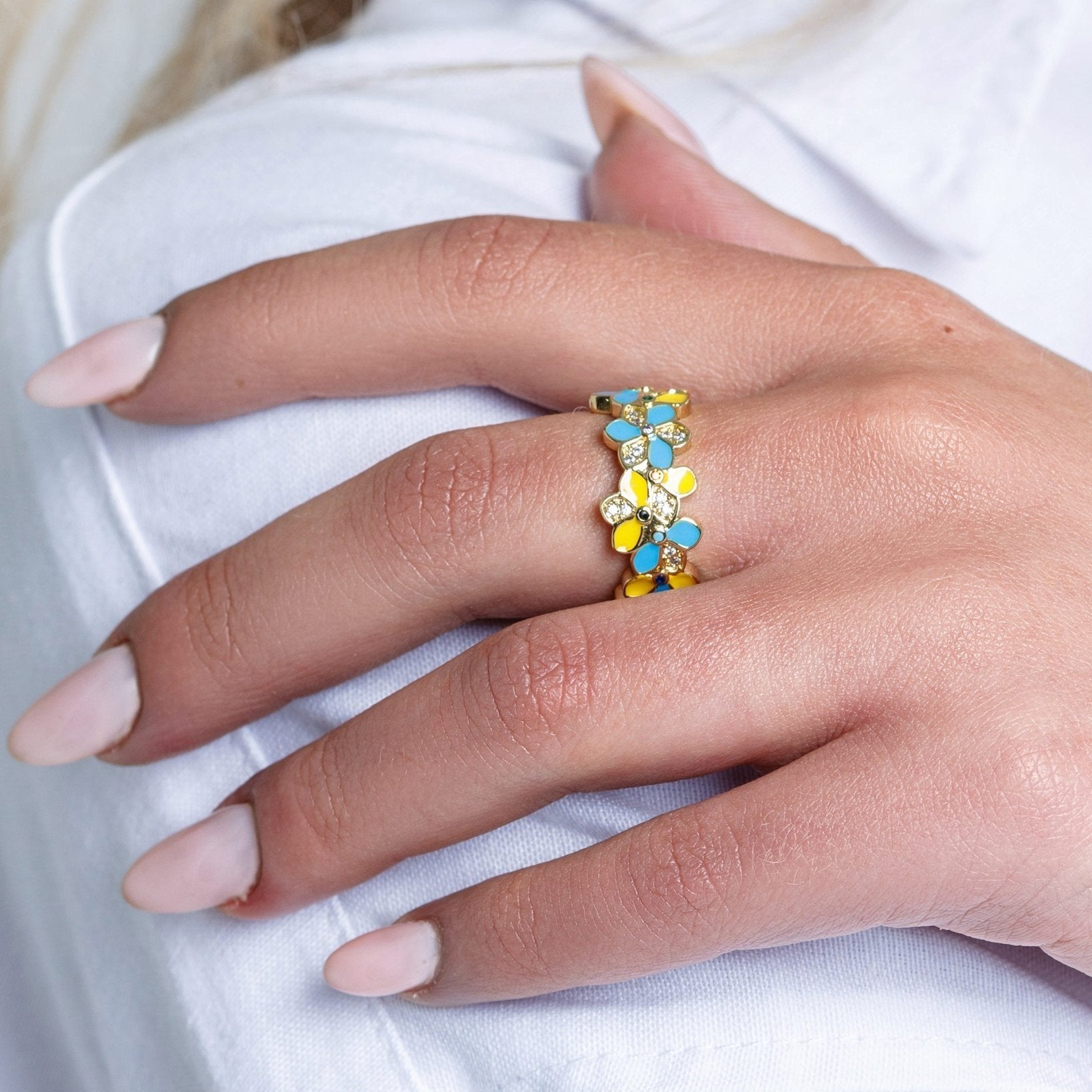 Anello in ottone regolabile con fiori smaltati gialli e celesti con zirconi - Mya Accessories