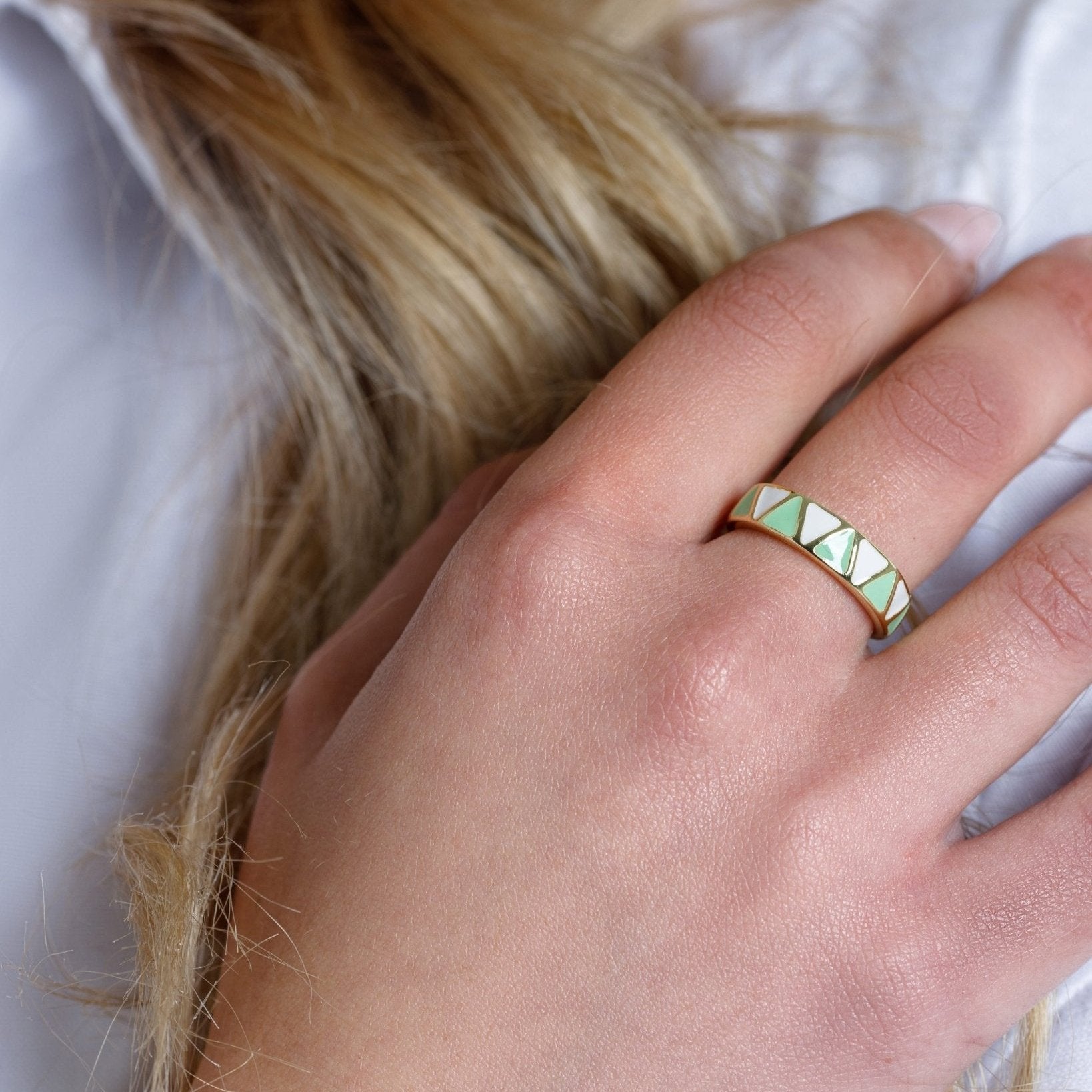 Anello in ottone regolabile con triangoli smaltati bianchi e verdi - Mya Accessories