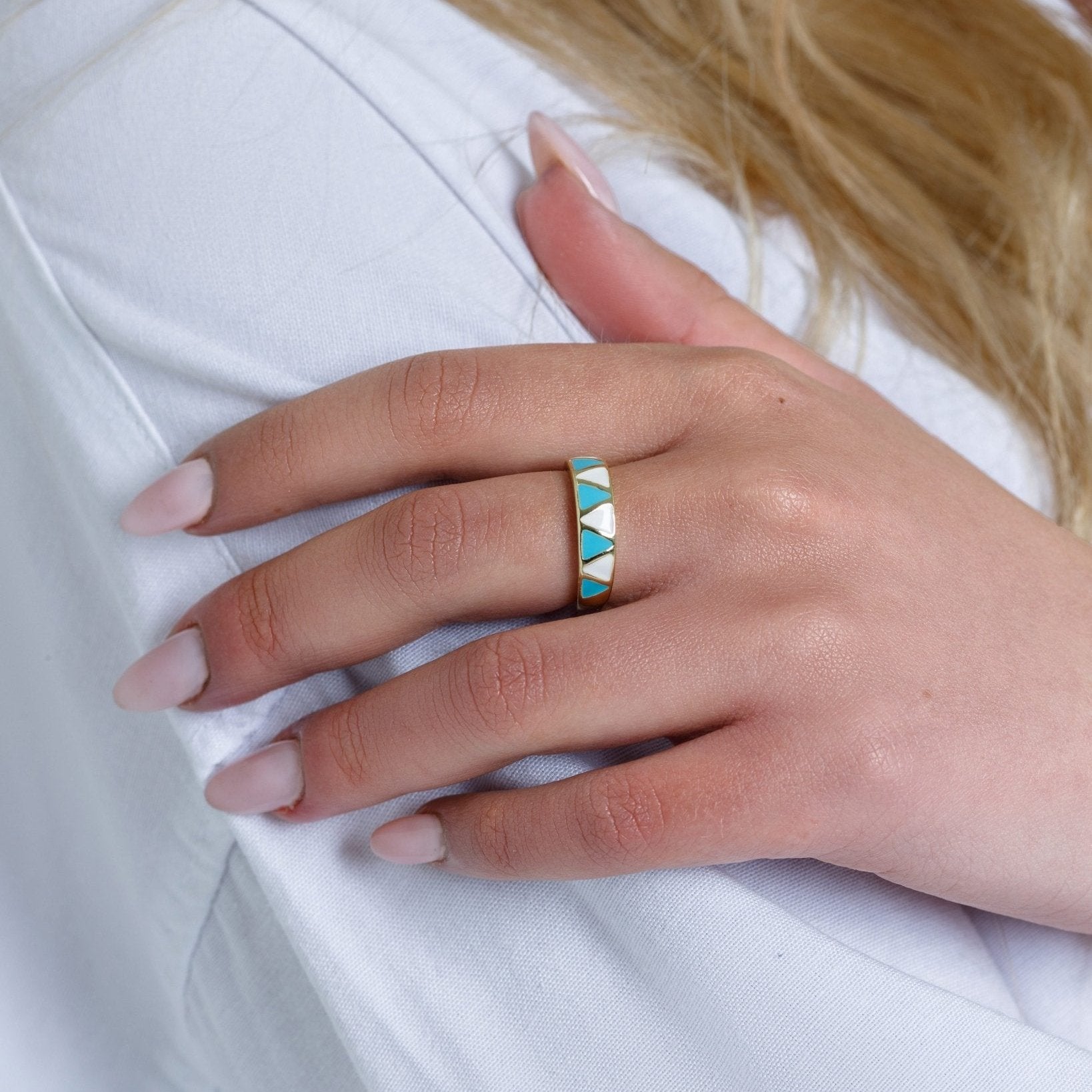 Anello in ottone regolabile con triangoli smaltati bianchi e celesti - Mya Accessories