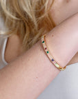 Bracciale in ottone a manetta smaltato rosa con zirconi a cuoricini multicolore - Mya Accessories