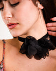 Collana chocker in tessuto con fiore in cotone nero - Mya Accessories