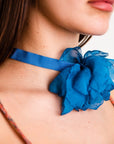 Collana chocker in tessuto con fiore in cotone azzurro - Mya Accessories