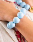 Bracciale con sfere XXL elastico in acrilico celeste - Mya Accessories