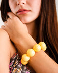 Bracciale con sfere XXL elastico in acrilico giallo - Mya Accessories
