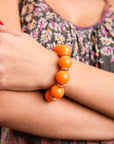 Bracciale elastico con sfere in acrilico arancio, con rondelle in metallo - Mya Accessories