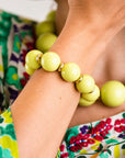 Bracciale elastico con sfere in acrilico verde lime, con rondelle in metallo - Mya Accessories