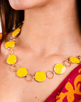 Collana girocollo in metallo con sfere schiacciate smaltate gialle - Mya Accessories