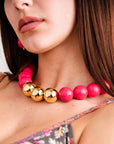 Collana girocollo in acrilico con sfere fucsia di cui tre placcate in oro - Mya Accessories