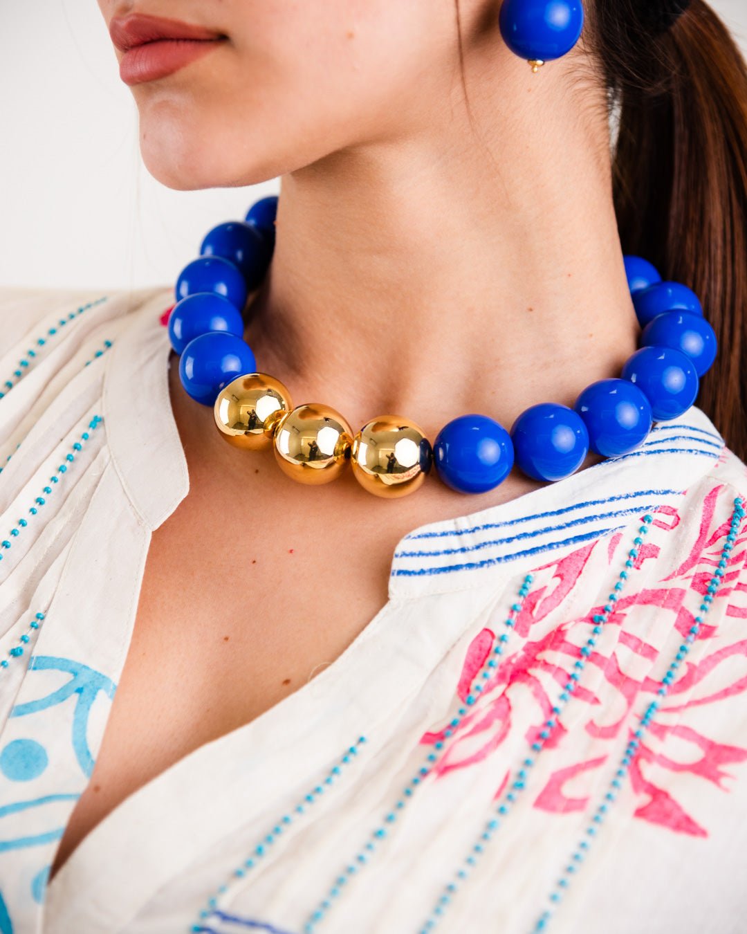 Collana girocollo in acrilico con sfere blu di cui tre placcate in oro - Mya Accessories