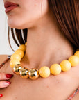 Collana girocollo in acrilico con sfere gialle di cui tre placcate in oro - Mya Accessories