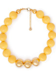 Collana girocollo in acrilico con sfere gialle di cui tre placcate in oro - Mya Accessories