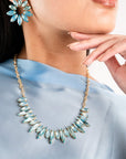 Collana girocollo a catena con pietre in vetro a forma di foglie azzurro - Mya Accessories