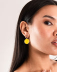 Orecchini in metallo pendenti circolari smaltati giallo - Mya Accessories