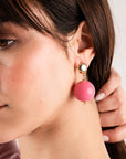Orecchini in ottone con sfera XXL in acrilico rosa - Mya Accessories