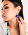 Orecchini in ottone con sfera XXL in acrilico blu - Mya Accessories
