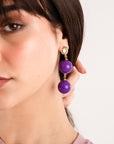Orecchini in metallo pendenti con due sfere in acrilico viola - Mya Accessories