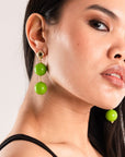 Orecchini in metallo pendenti con due sfere in acrilico verde - Mya Accessories