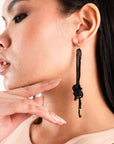 Orecchini pendenti lunghi con fili di microcristalli neri con nodo - Mya Accessories