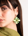Orecchini in metallo pendenti a fiore in vetro di gatto verde - Mya Accessories