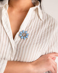Spilla in ferro con fiore in resina celeste - Mya Accessories