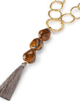 Collana con catena ad anelli con tre pietre in acrilico di colore marrone con ciuffo - Mya Accessories