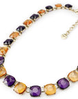 Girocollo in metallo colore bronzo, con pietre in resina trasparenti viola e arancio - Mya Accessories