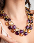 Girocollo in metallo colore bronzo, con pietre in resina trasparenti viola e arancio - Mya Accessories