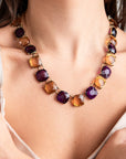 Girocollo in metallo colore bronzo, con pietre in resina trasparenti viola e arancio - Mya Accessories