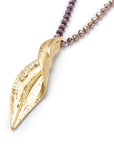 Collana lunga con microcristalli viola con pendente a foglia - Mya Accessories
