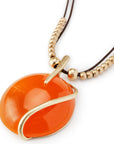 Collana lunga con laccio nero, pendente circolare in resina arancio - Mya Accessories