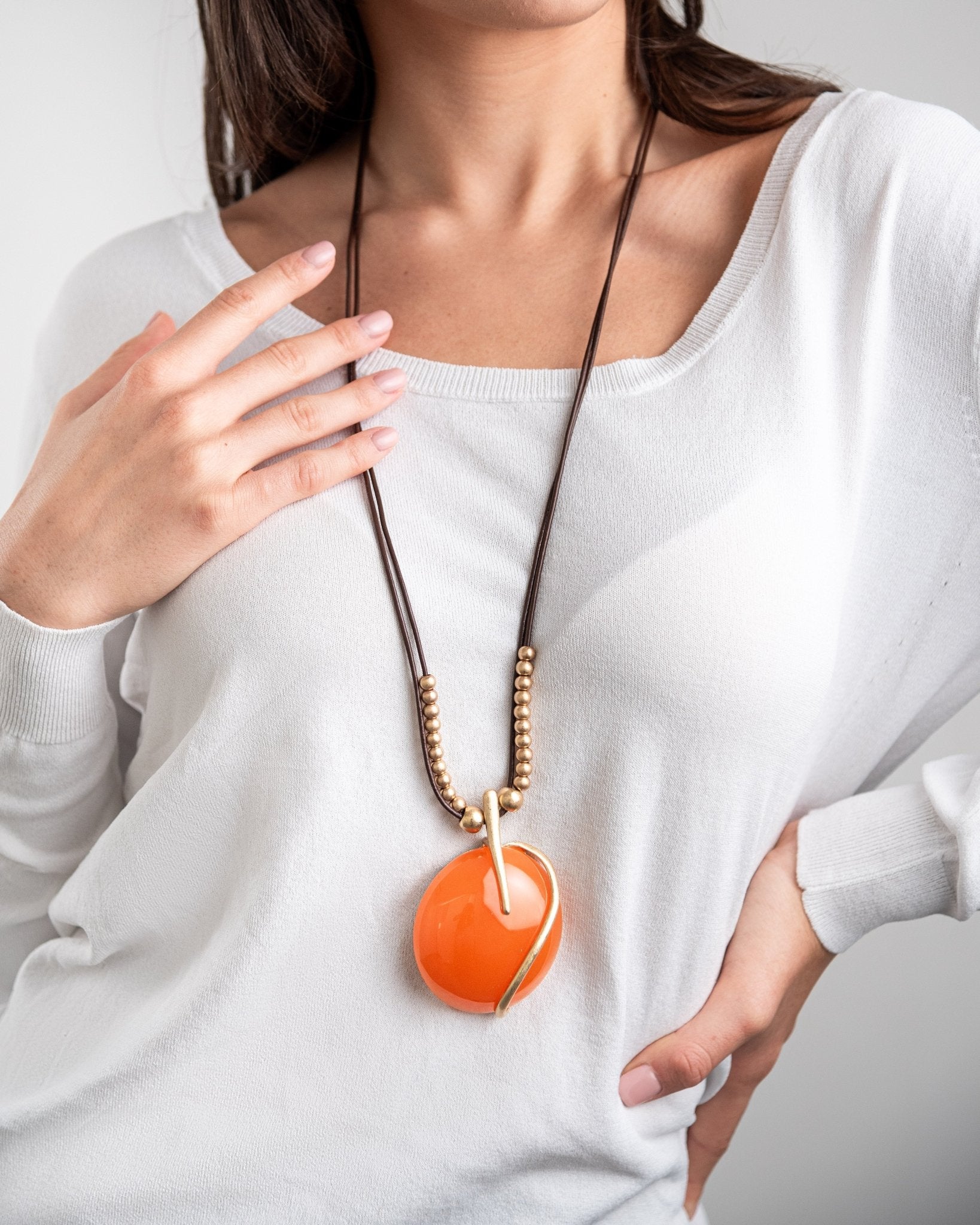 Collana lunga con laccio nero, pendente circolare in resina arancio - Mya Accessories