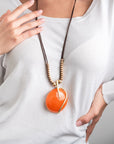 Collana lunga con laccio nero, pendente circolare in resina arancio - Mya Accessories