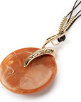 Collana lunga con laccio nero, pendente circolare in resina beige - Mya Accessories