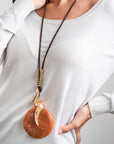 Collana lunga con laccio nero, pendente circolare in resina beige - Mya Accessories