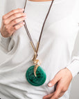 Collana lunga con laccio nero, pendente circolare in resina verde - Mya Accessories