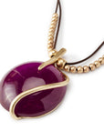 Collana lunga con laccio nero, pendente circolare in resina viola - Mya Accessories