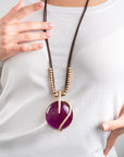 Collana lunga con laccio nero, pendente circolare in resina viola - Mya Accessories