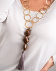 Collana con catena ad anelli con tre pietre in acrilico di colore marrone con ciuffo - Mya Accessories