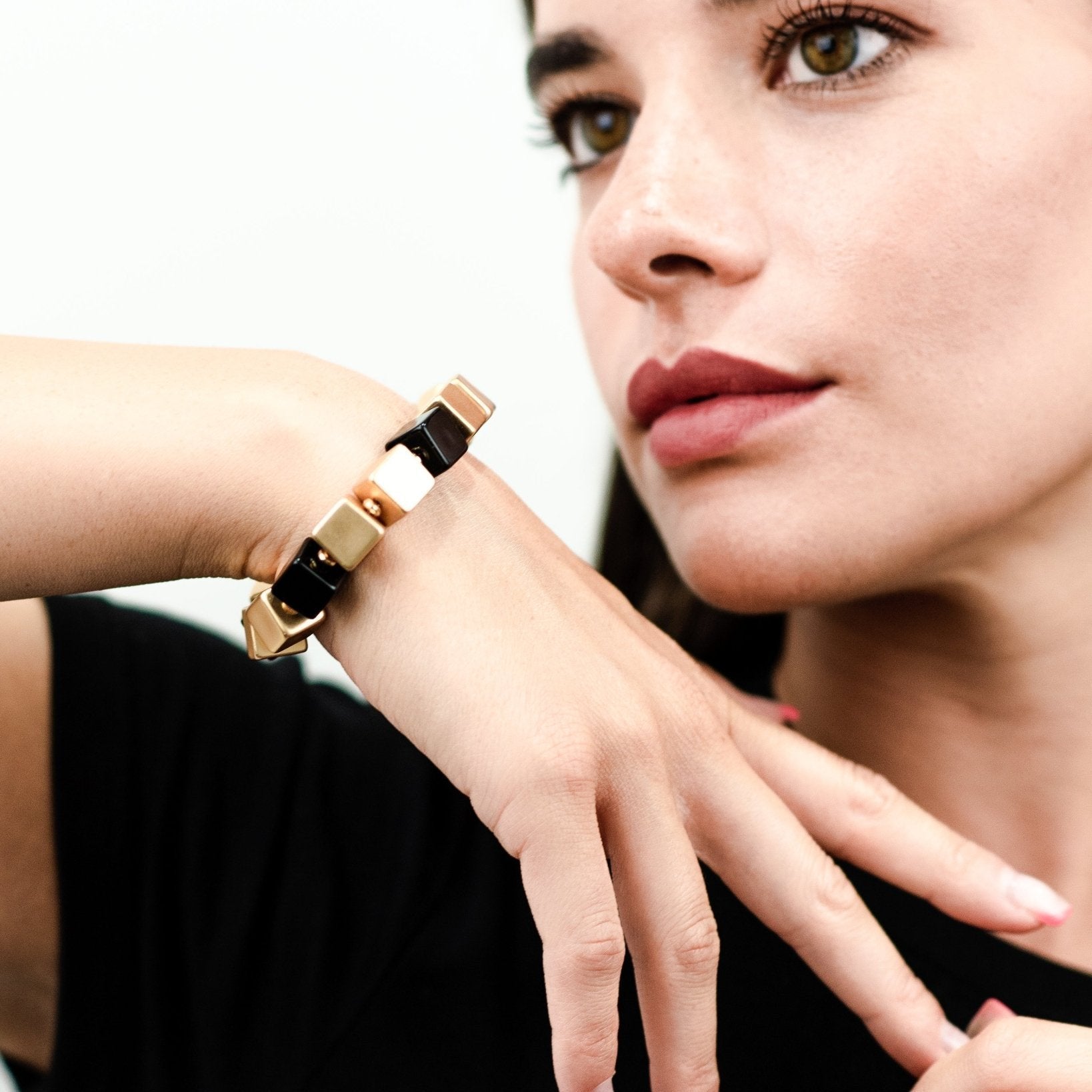 Bracciale elastico a forma di dadi con pietre nero - Mya Accessories