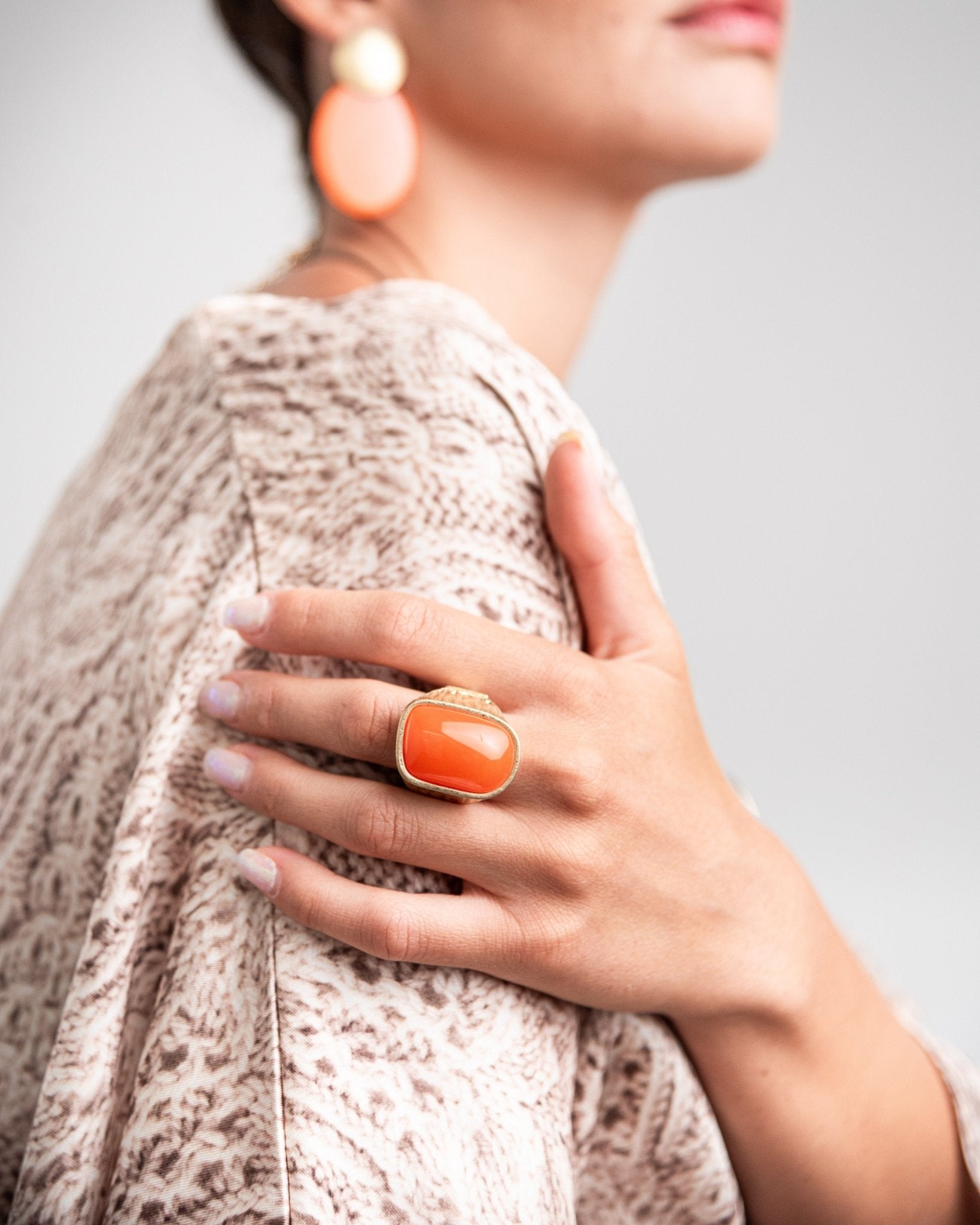 Anello elastico con pietra in resina arancio - Mya Accessories
