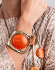Bracciale a manetta in metallo colore oro con resina arancio - Mya Accessories