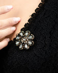 Spilla a fiore con pietre in vetro grigio - Mya Accessories